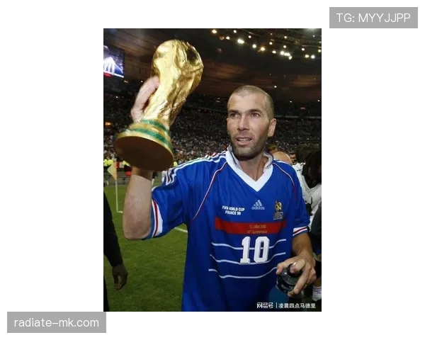 齐达内以技术风格与战术革新诠释足球艺术的巅峰融合 齐达内以技术风格与战术革新诠释足球艺术的巅峰融合