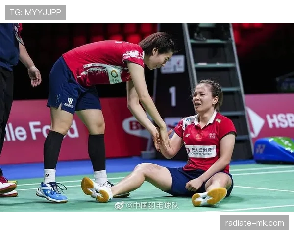 何冰娇这反差也太带感了，赛场冷面女王，私下像会抢折扣的时髦室友