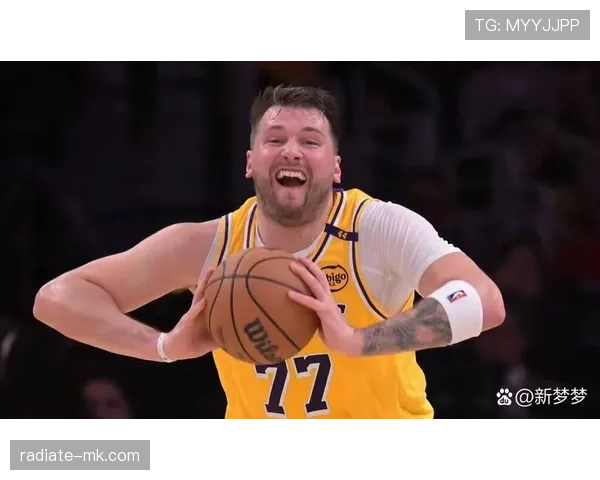 东契奇这日常作息真让人服，球场甜美明星脸背后像有个神秘地球仪在转圈